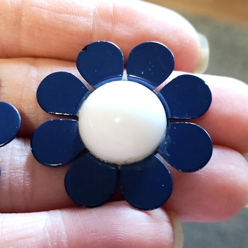 VINTAGE BLUE PAINTED METAL WHITE GLASS STONE DAISY FLORAL POST 1.4" EARRINGS - Picture 4 of 9